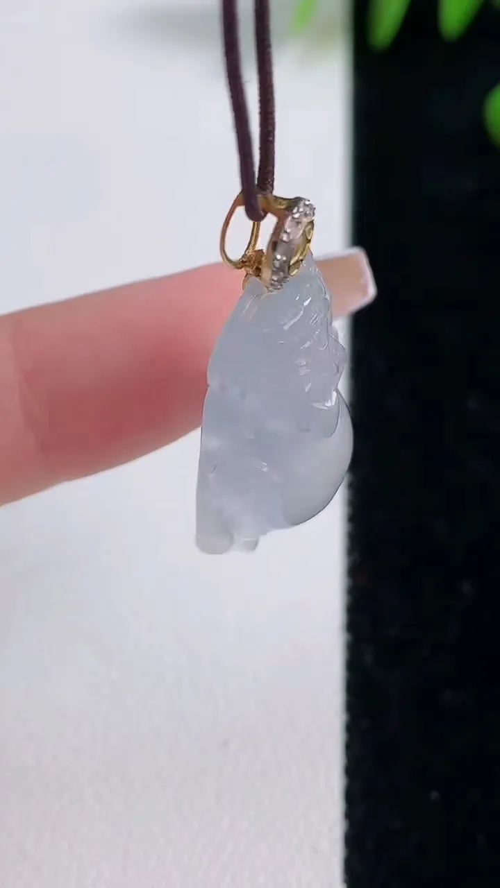 天然A货翡翠种白冰财神爷吊坠，尺寸26.5-12.4-8.5，重量:5.19g
12月18日