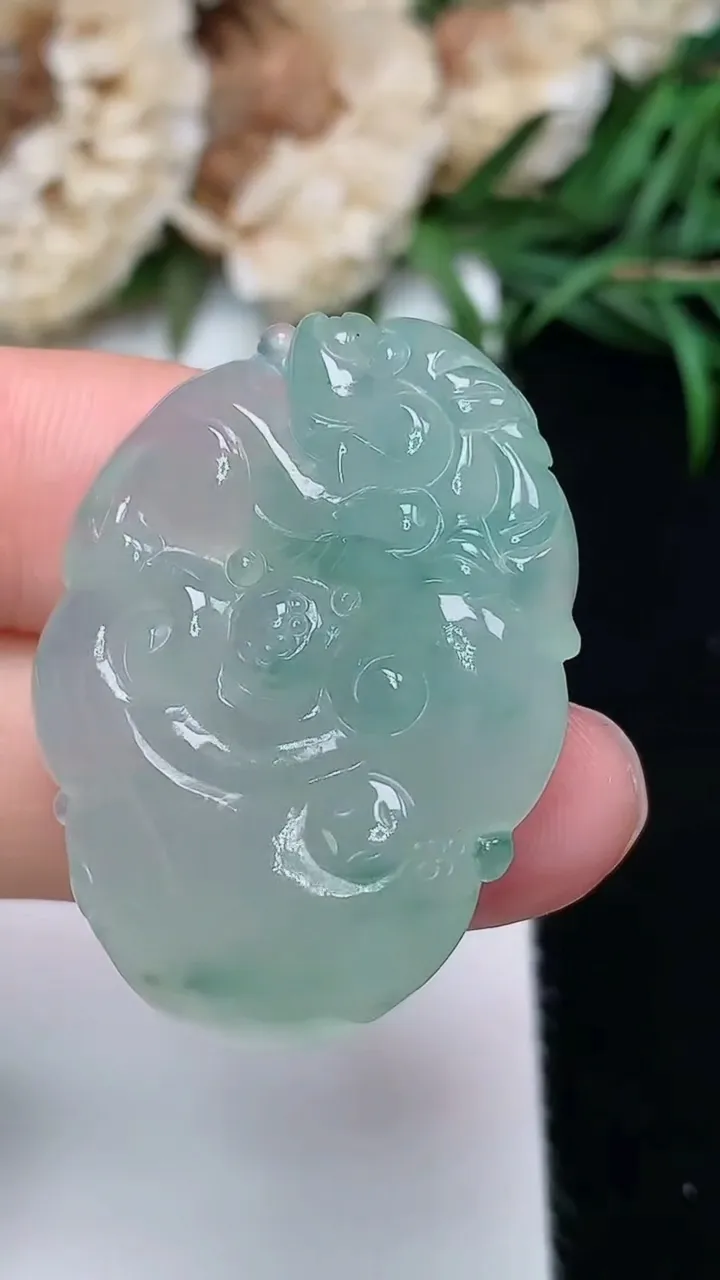 天然A货翡翠飘花如意头吊坠，尺寸32.9-25-8，重量:11.31g
12月18日