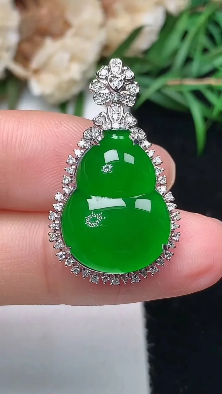 天然A货翡翠葫芦吊坠，尺寸28.8-16.7-10.3，裸石17.5-13.4，重量:4.47g
1