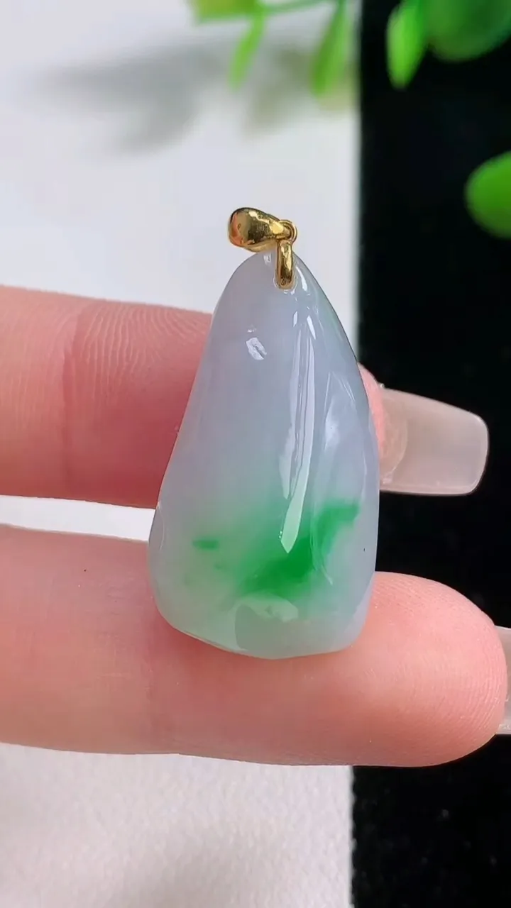 天然A货翡翠原石吊坠，尺寸27.5-15.4-10.4，重量:7.18g
12月18日