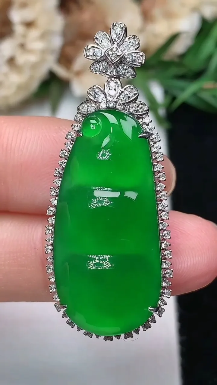 天然A货翡翠福豆吊坠，尺寸40.7-16.3-10，裸石28-13.3，重量:7.16g
12月18日