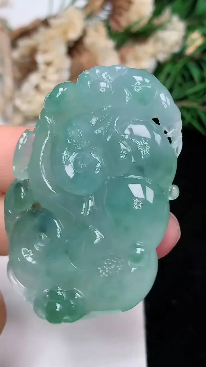 天然A货翡翠如意吊坠，尺寸48.7-32.3-8.6，重量:27.68g
12月18日