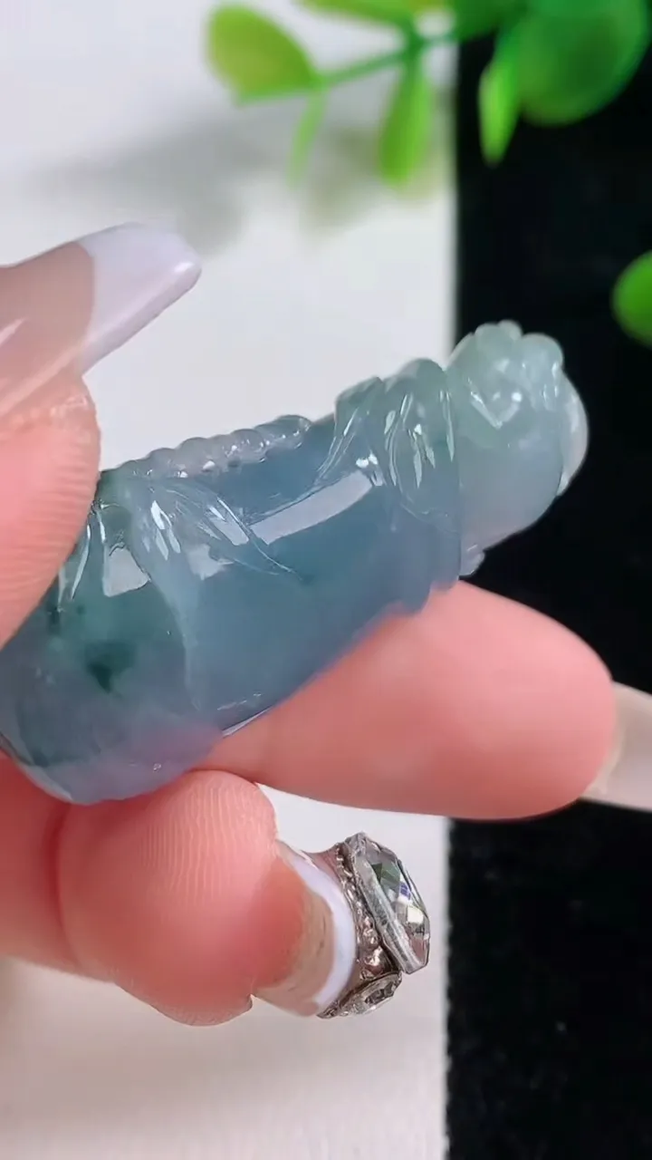 天然A货翡翠紫罗兰飘花节节高升 竹节吊坠，尺寸39.8-19-10，重量:13.73g
12月18日