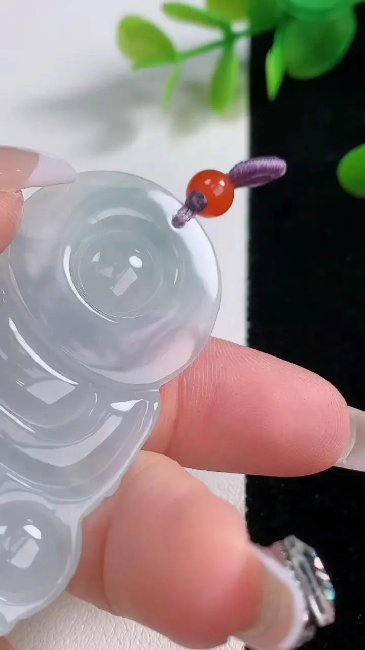 天然A货翡翠观音菩萨吊坠，尺寸56.6-38.7-5.3，重量:20.82g
12月18日