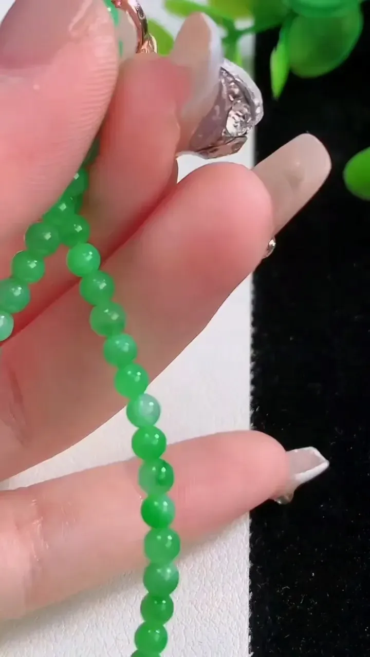 天然A货翡翠小米珠手串，尺寸3.6-51颗，重量:6.01g12月18日
工厂直销收藏佳品,种好水足，色泽均匀，有种有色，上手高大气！