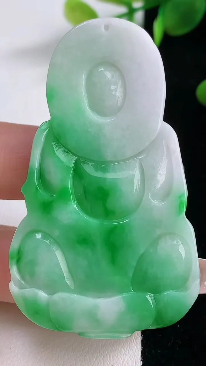 天然A货翡翠观音菩萨吊坠，尺寸61.4-36.2-6，重量:24.52g
12月18日