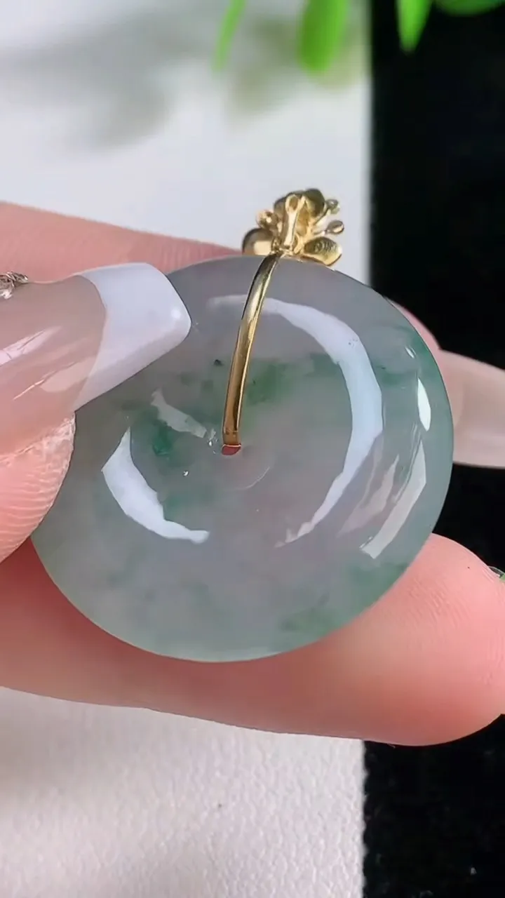 天然A货翡翠种飘花平安扣吊坠，尺寸27.4-5.7，重量:10.05g
12月18日