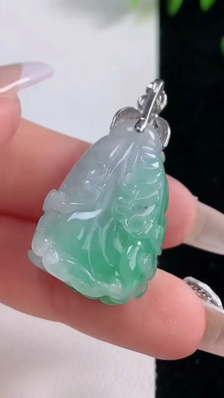 天然A货翡翠白菜吊坠，尺寸28.6-19-11.8，重量:11.54g
12月18日