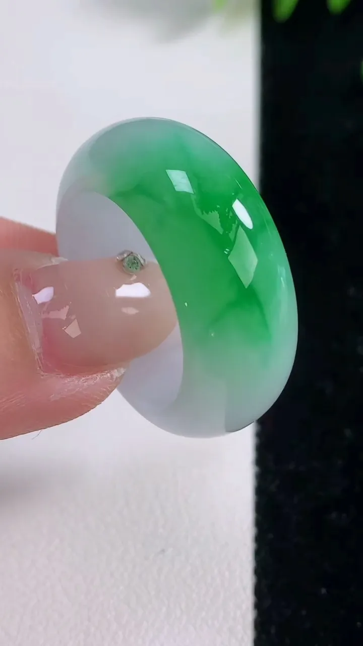 天然A货翡翠指环扳指，尺寸20.2-10.5-5.4，重量:12.00g2025年12月18日
工厂