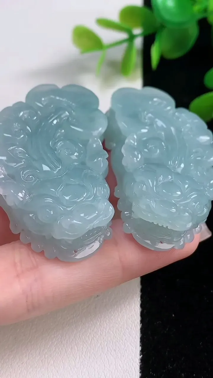 天然A货翡翠紫罗兰貔貅吊坠一对，尺寸45.5-24.6-12，重量:66.78g
12月18日