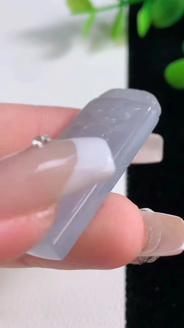 天然A货翡翠冰种紫罗兰仿古无事牌吊，尺寸39.2-17.6-4.6，重量:9.77g
12月18日