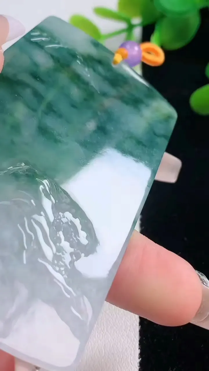 天然A货翡翠冰种飘花府上有龙 龙牌吊坠，尺寸73-46.8-4.8，重量:38.70g
12月18日