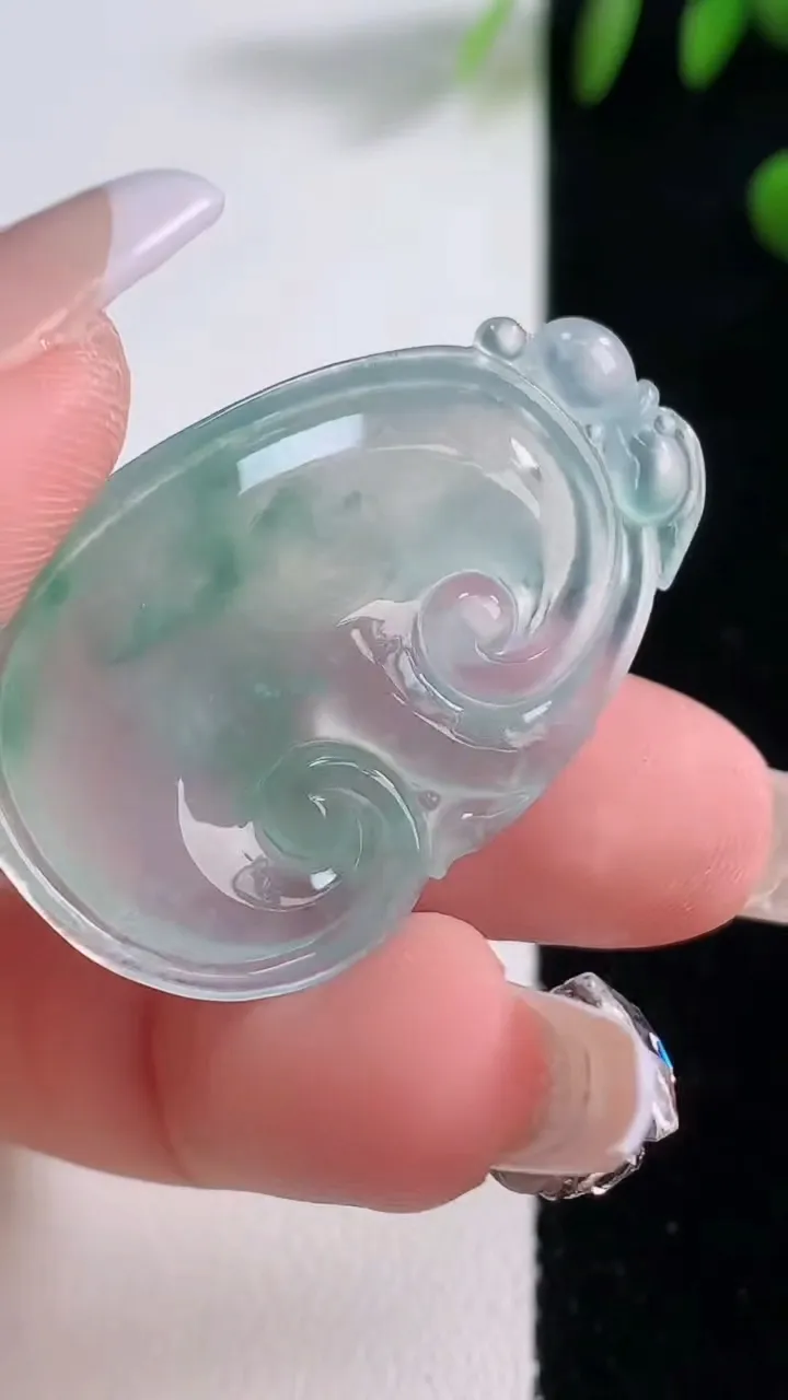 天然A货翡翠种飘花如意吊坠，尺寸36.7-23.8-5.6，重量:7.66g
12月18日