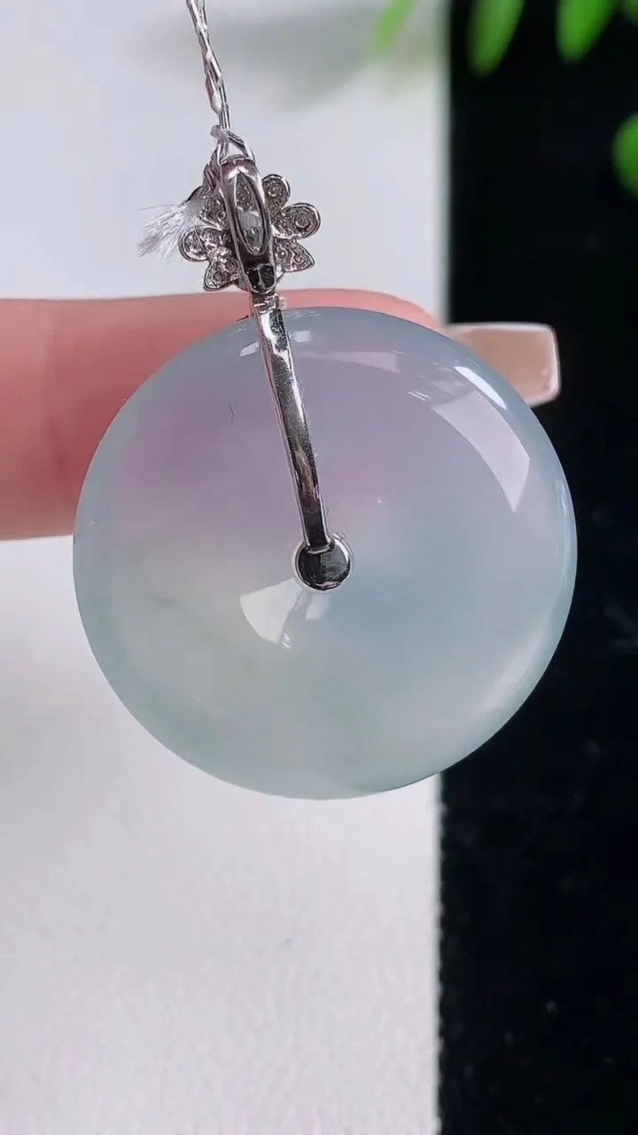 天然A货翡翠种飘花平安扣吊坠，尺寸27-6，重量:10.16g
12月18日