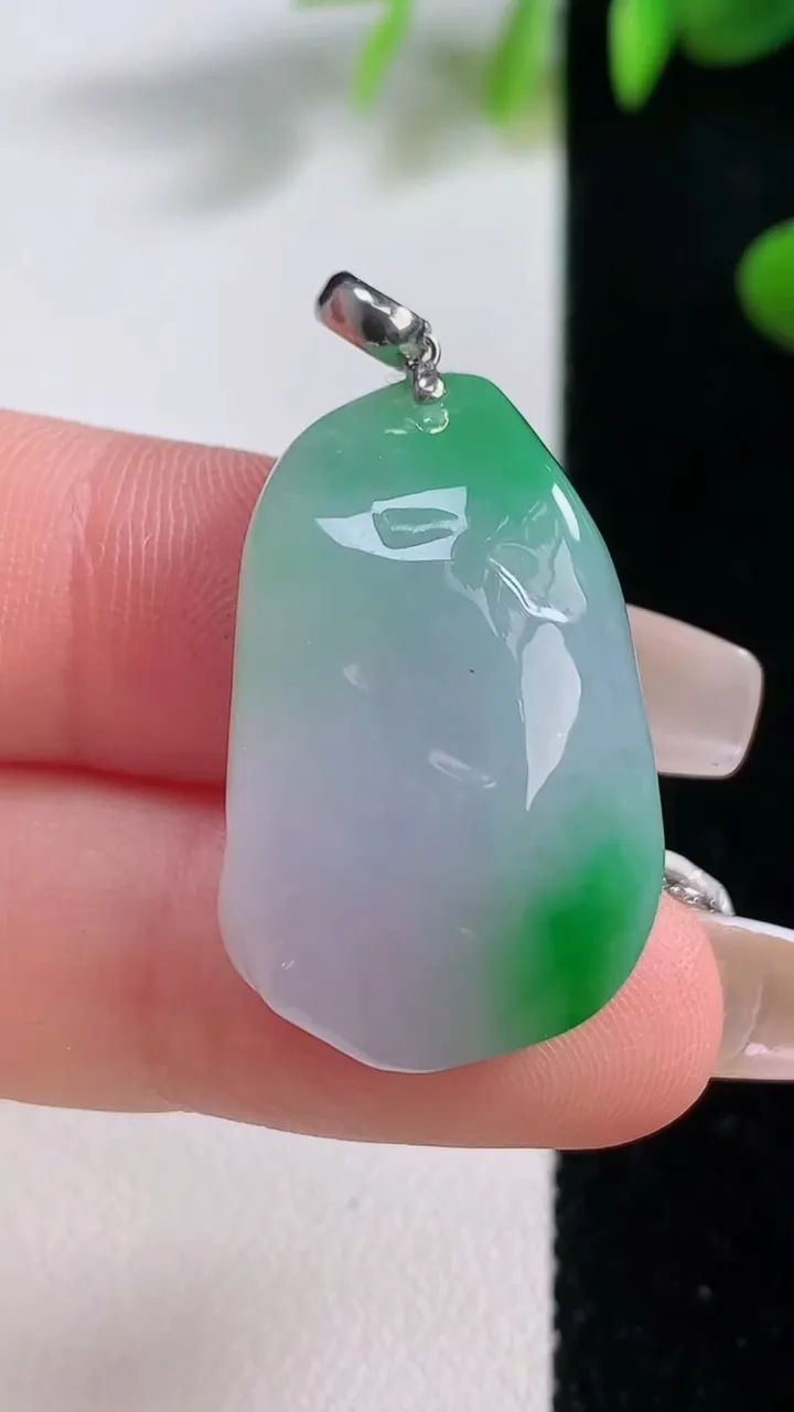 天然A货翡翠18K金春带彩紫罗兰原石吊坠，尺寸29-17.4-10.2，重量:9.09g
12月18