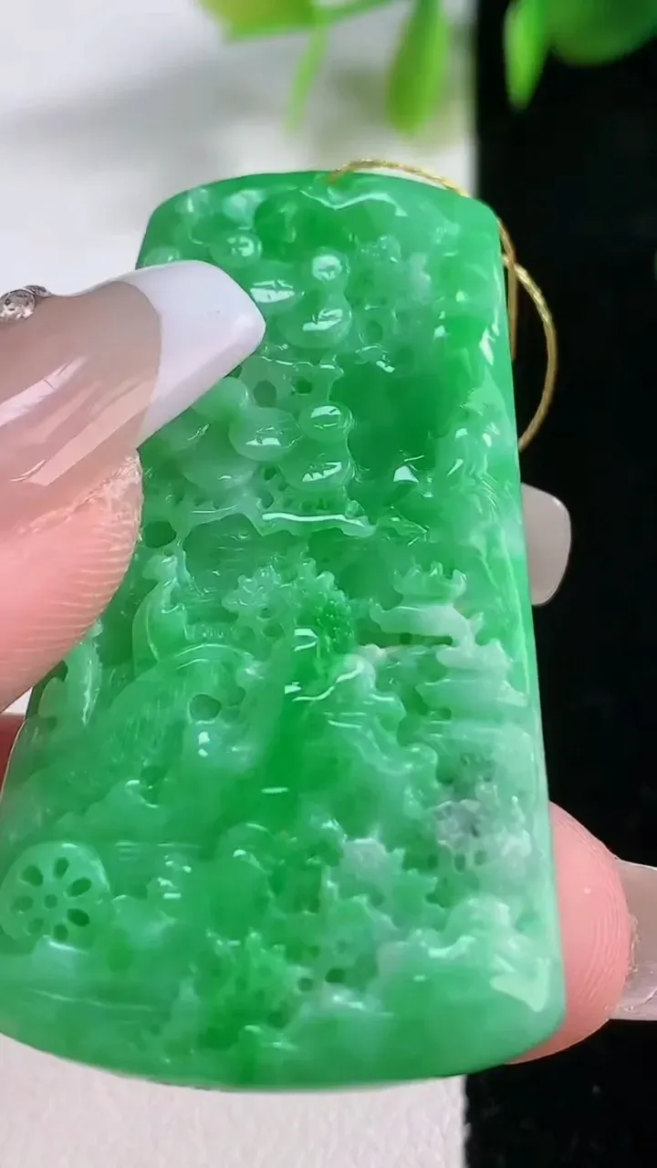 天然A货翡翠山水牌吊坠，尺寸47-27.5-5.3，重量:16.08g
12月18日