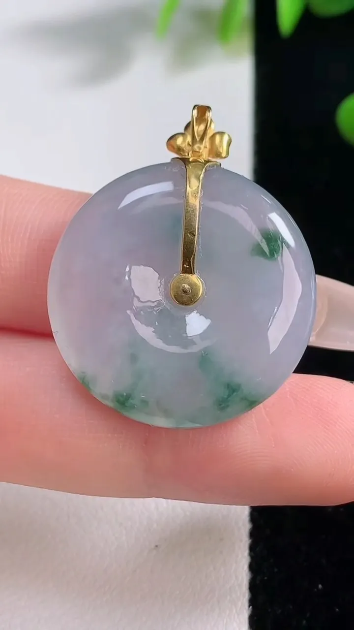 天然A货翡翠种飘花平安扣吊坠，尺寸26.5-5.6，重量:8.87g
12月18日