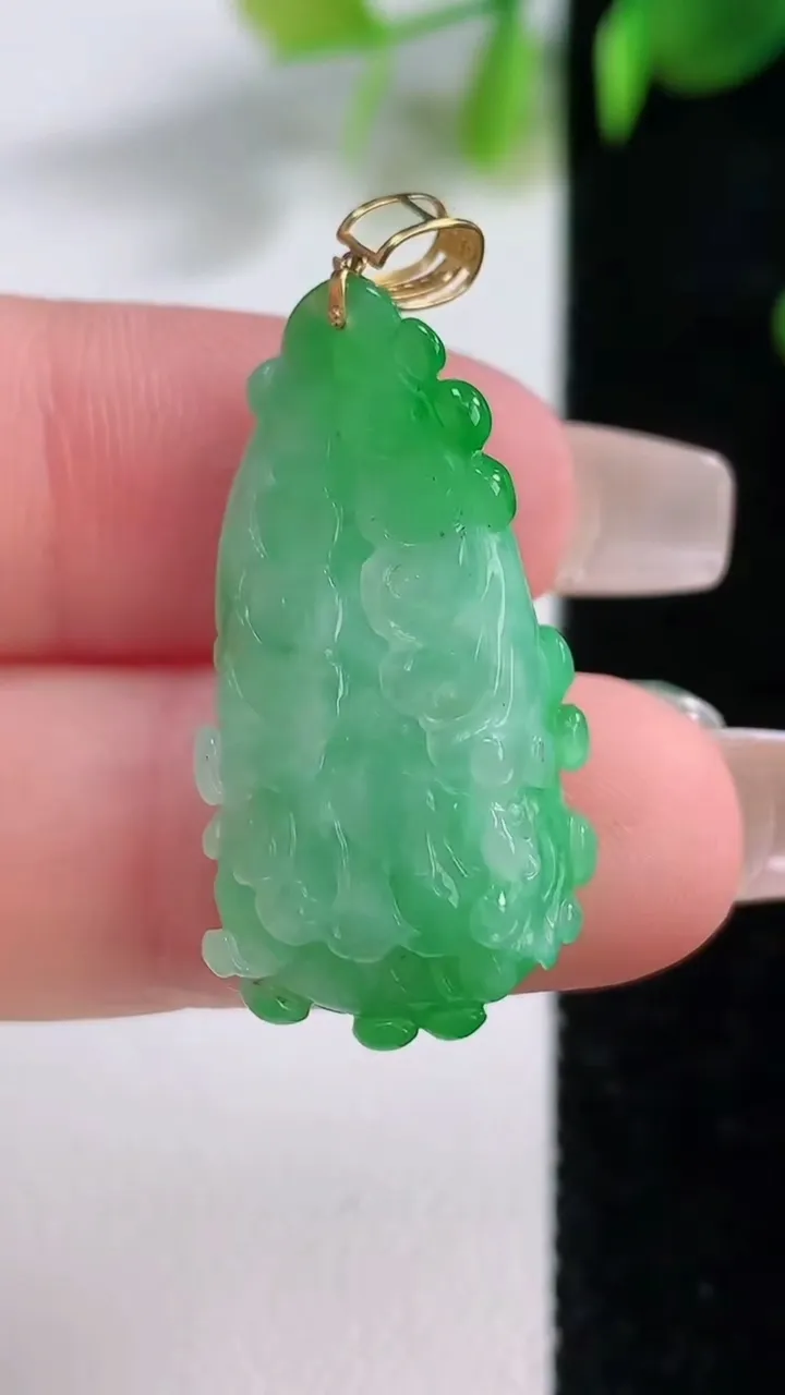 天然A货翡翠白菜吊坠，尺寸27.4-12.8-8，重量:5.19g
12月18日