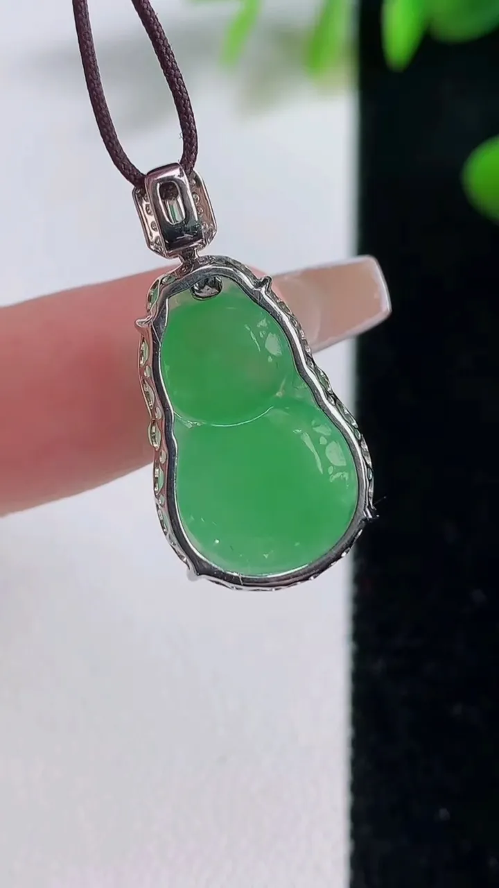 天然A货翡翠葫芦吊坠，尺寸19.4-13-6，重量:2.27g
12月18日