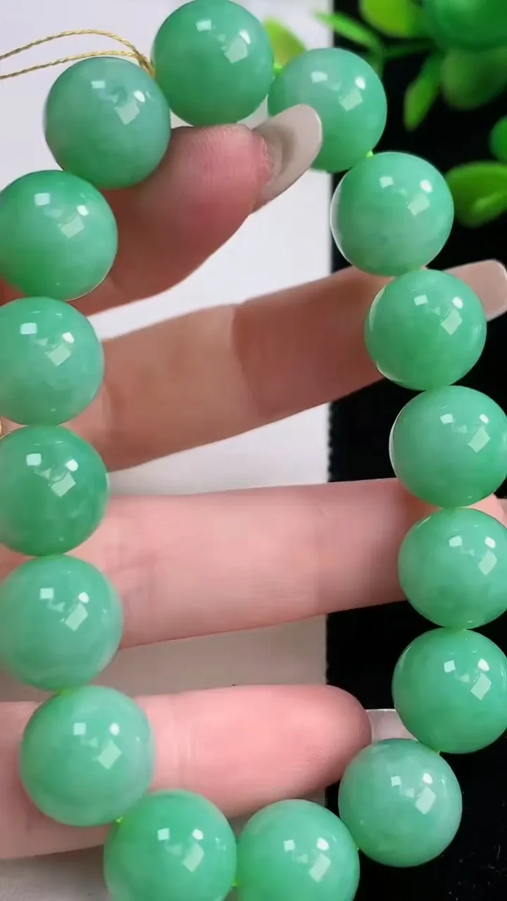 天然A货翡翠圆珠手串，尺寸12.4-16颗，重量:53.94g12月18日
工厂直销收藏佳品,种好水足，色泽均匀，有种有色，上手高大气！