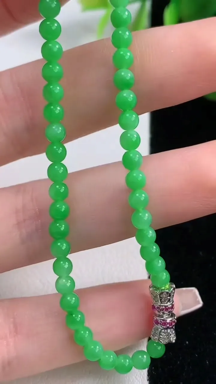 天然A货翡翠小米珠手串，尺寸3.5-50颗，重量:4.67g12月18日
工厂直销收藏佳品,种好水足，色泽均匀，有种有色，上手高大气！