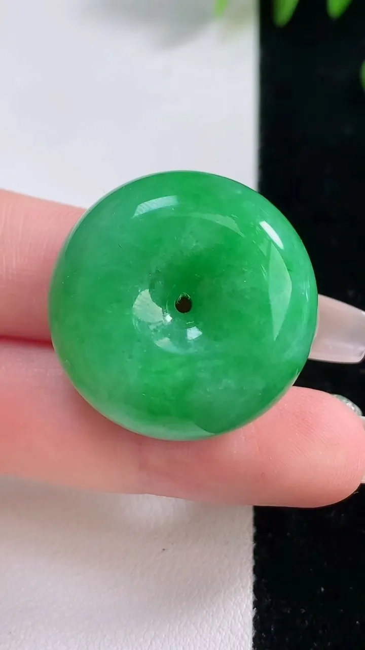 天然A货翡翠平安扣吊坠，尺寸27.7-12.5，重量:20.52g
12月18日