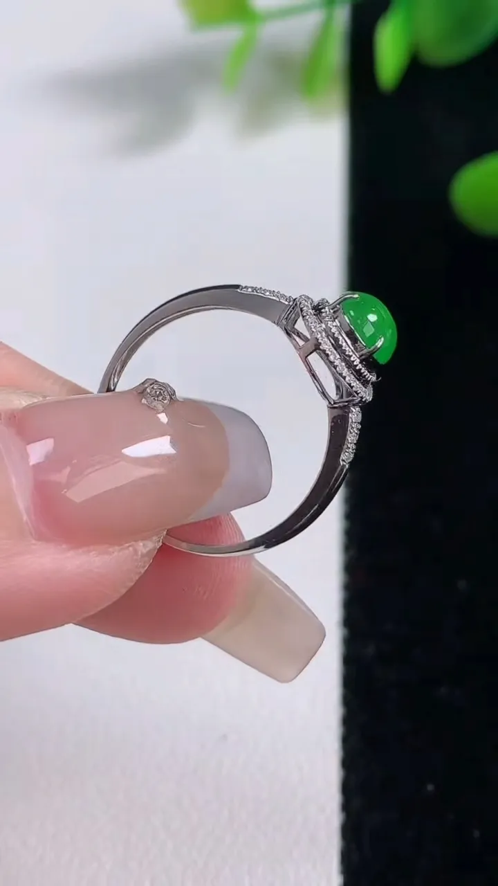 天然A货翡翠蛋面戒指，尺寸17-6.2-5-6.2，重量:1.53g2025年12月18日
工厂直销收藏佳品,种好水足，色泽均匀，有种有色，上手高大气！