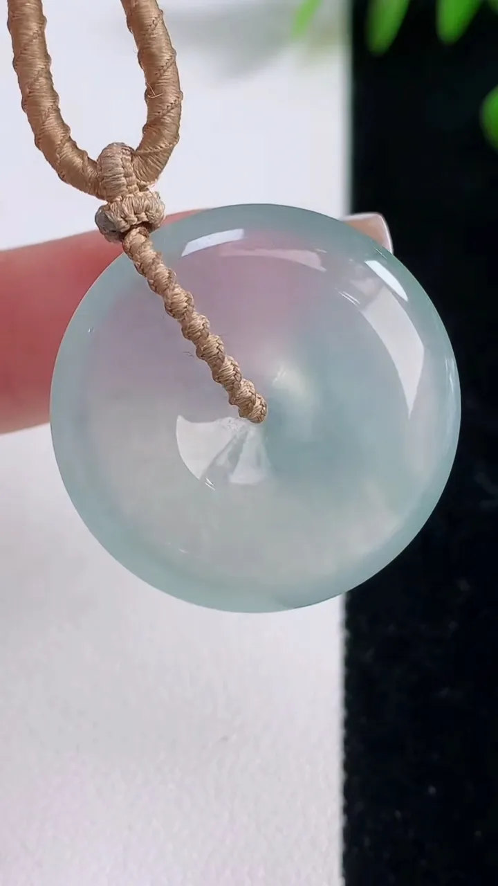 天然A货翡翠平安扣吊坠，尺寸27.3-6.2，重量:12.12g
12月18日