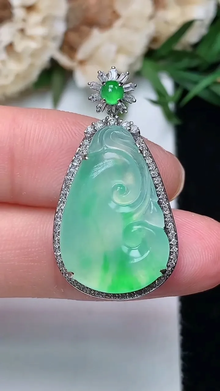 天然A货翡翠如意吊坠，尺寸30.8-16.5-7.4，裸石21.2-14，重量:4.97g
12月1