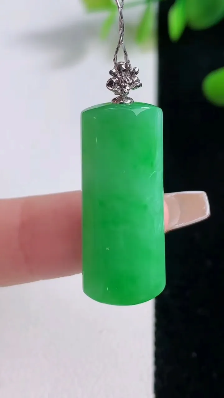 天然A货翡翠无事牌吊坠，尺寸28.7-4.8，重量:5.02g
12月18日