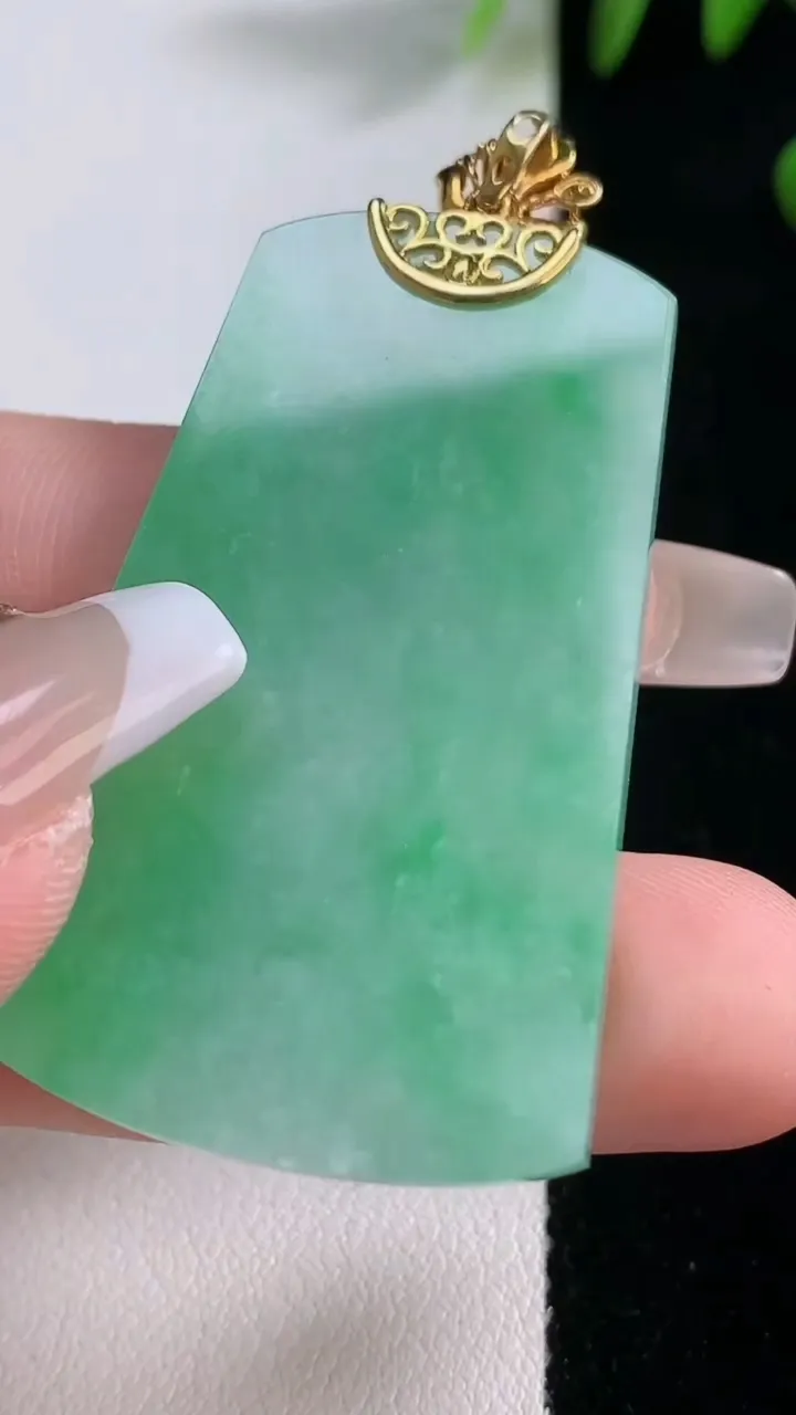 天然A货翡翠无事牌吊坠，尺寸46-29.3-3.6，重量:15.19g
12月18日