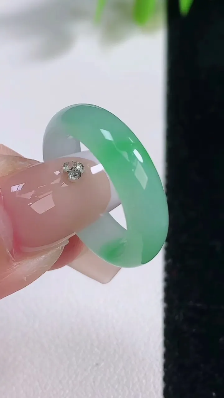 天然A货翡翠指环戒指，尺寸16.2-5.3-2.9，重量:3.17g2025年12月18日
工厂直销