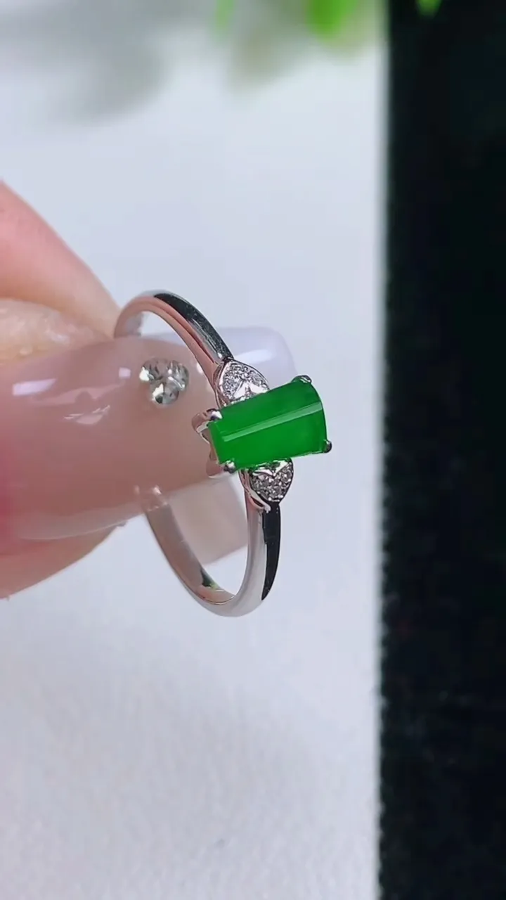 天然A货翡翠马鞍戒指，尺寸16.8-6-4-4.6，重量:1.38g2025年12月18日
工厂直销收藏佳品,种好水足，色泽均匀，有种有色，上手高大气！