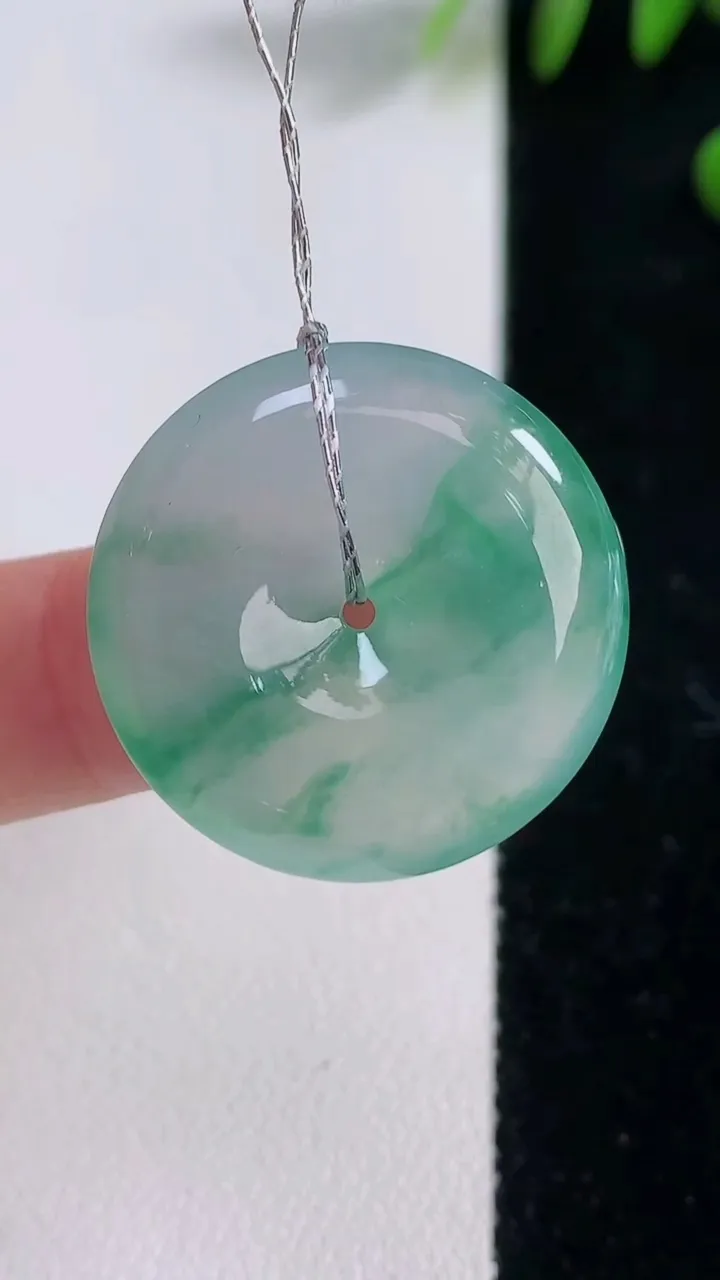 天然A货翡翠种飘花平安扣吊坠，尺寸25.8-6.3，重量:9.12g
12月18日