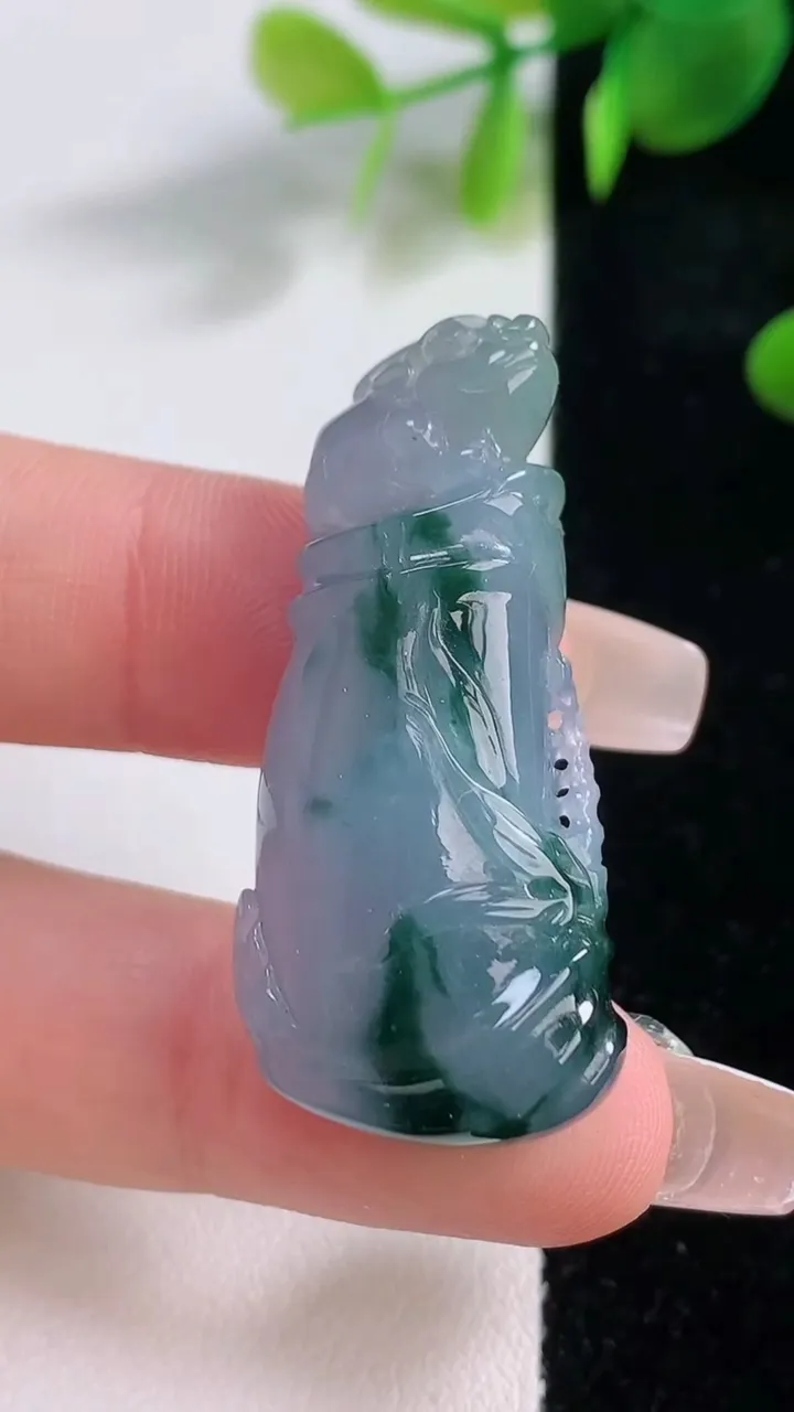 天然A货翡翠紫罗兰飘花节节高升 竹节吊坠，尺寸39.8-19-10，重量:13.73g
12月18日