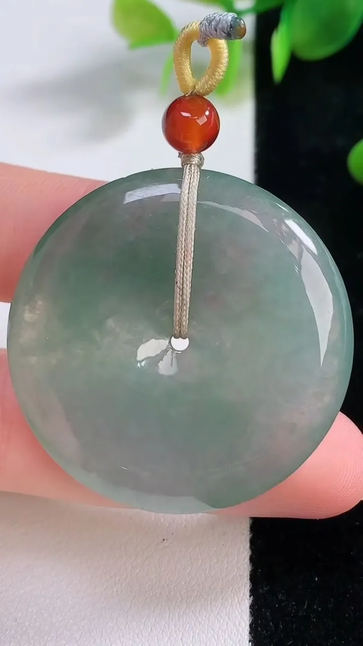 天然A货翡翠平安扣吊坠，尺寸37.6-5.7，重量:19.74g
12月18日