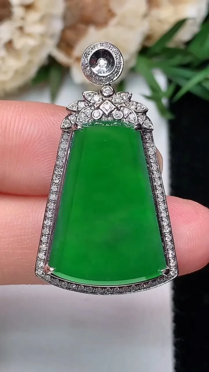 天然A货翡翠无事牌吊坠，尺寸34.2-19.5-8，裸石21.5-14.8，重量:4.90g
12月