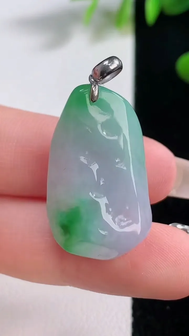 天然A货翡翠18K金春带彩紫罗兰原石吊坠，尺寸29-17.4-10.2，重量:9.09g
12月18日