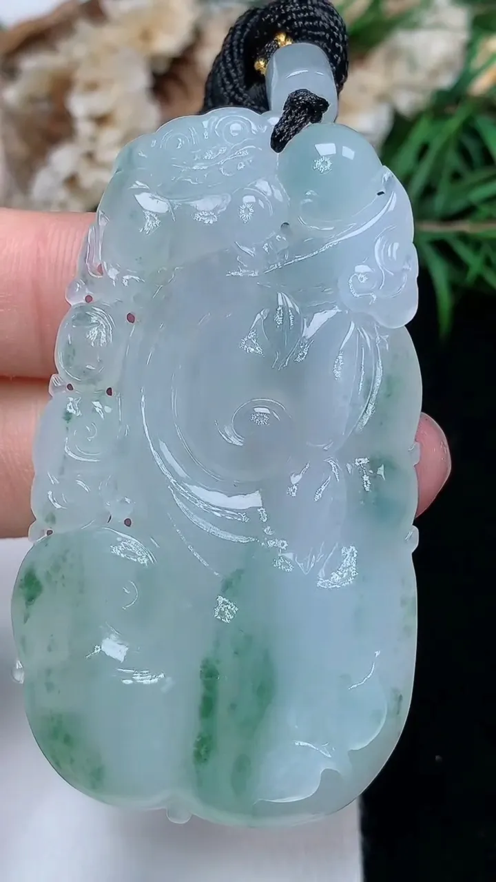 天然A货翡翠如意吊坠，尺寸55.9-31.8-5.5，重量:23.45g
12月18日