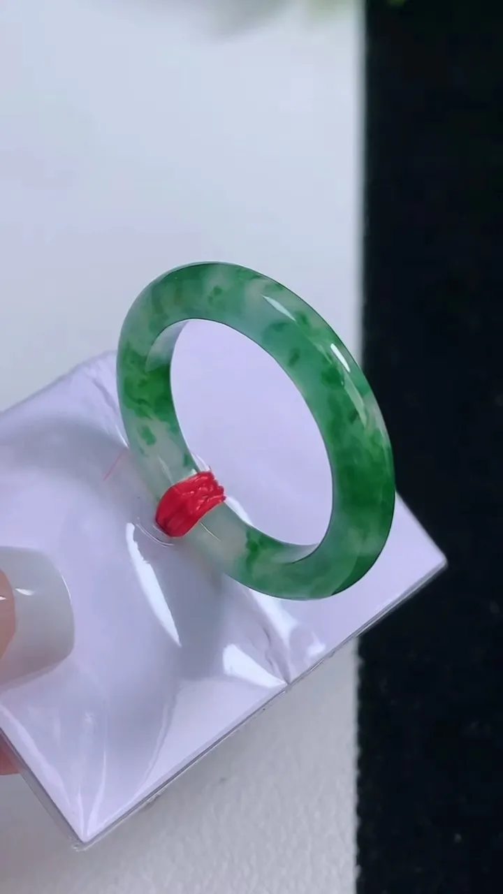 天然A货翡翠种飘花指环戒指，尺寸16.8-3.3，重量:3.50g2025年12月18日
工厂直销收藏佳品,种好水足，色泽均匀，有种有色，上手高大气！