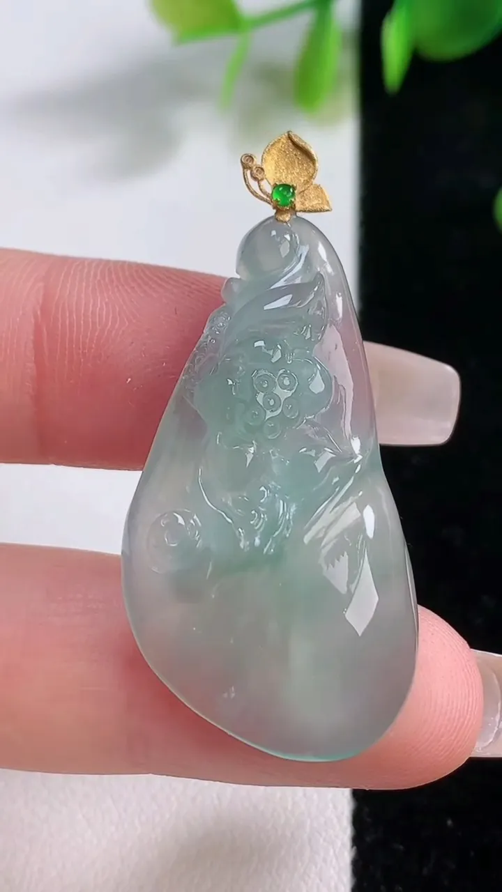 天然A货翡翠和和美美 荷花吊坠，尺寸36.2-20.4-6，重量:7.32g
12月18日