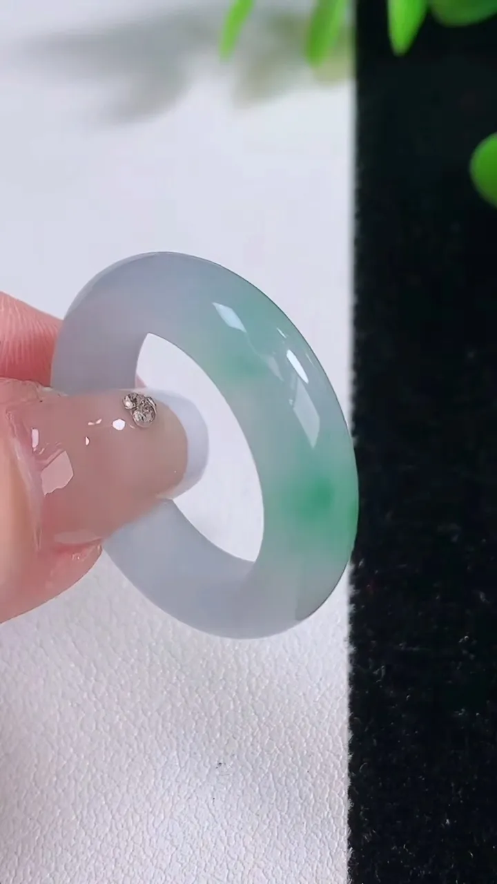 天然A货翡翠指环戒指，尺寸20.2-6.6-4.5，重量:7.55g2025年12月18日
工厂直销收藏佳品,种好水足，色泽均匀，有种有色，上手高大气！