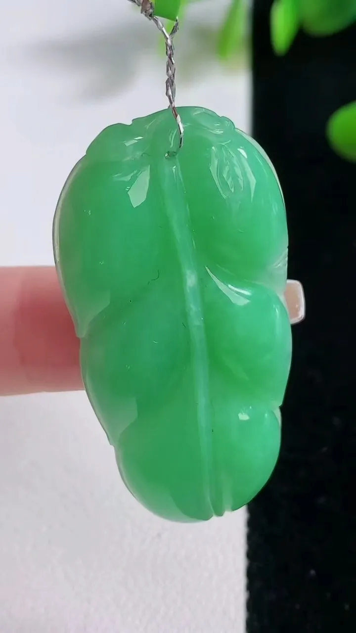 天然A货翡翠金枝玉叶 叶子吊坠，尺寸44-22.5-5.8，重量:11.10g
12月18日