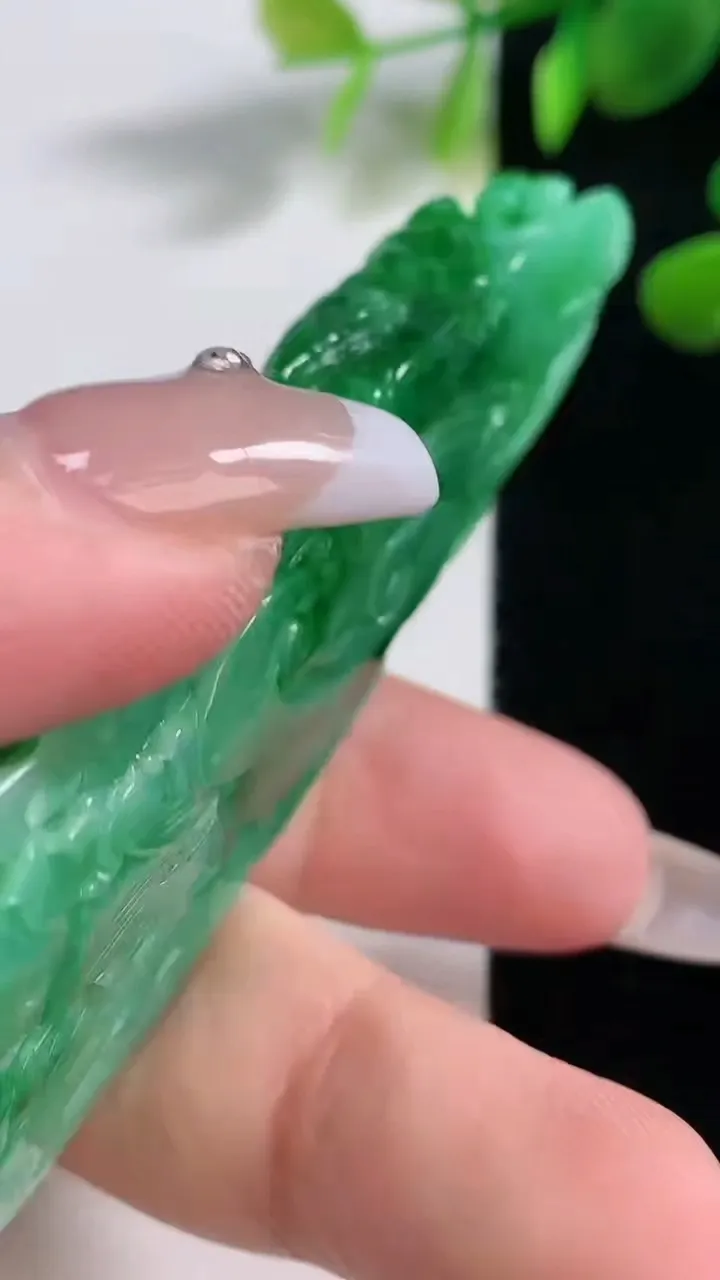 天然A货翡翠凤凰吊坠，尺寸72.7-30-12.3，重量:48.44g
12月18日