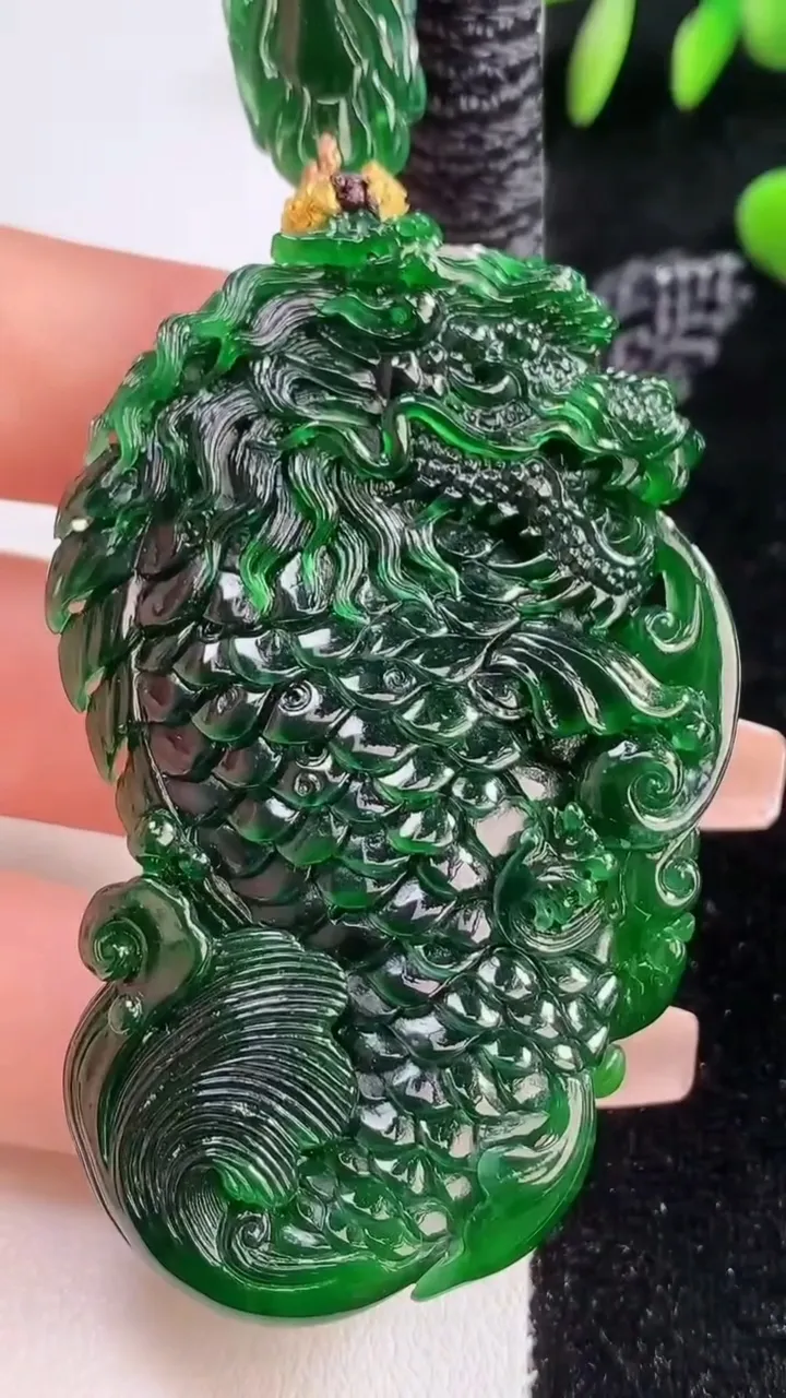 天然A货翡翠龙牌吊坠，尺寸59.8-36.8-10，重量:43.26g
12月18日