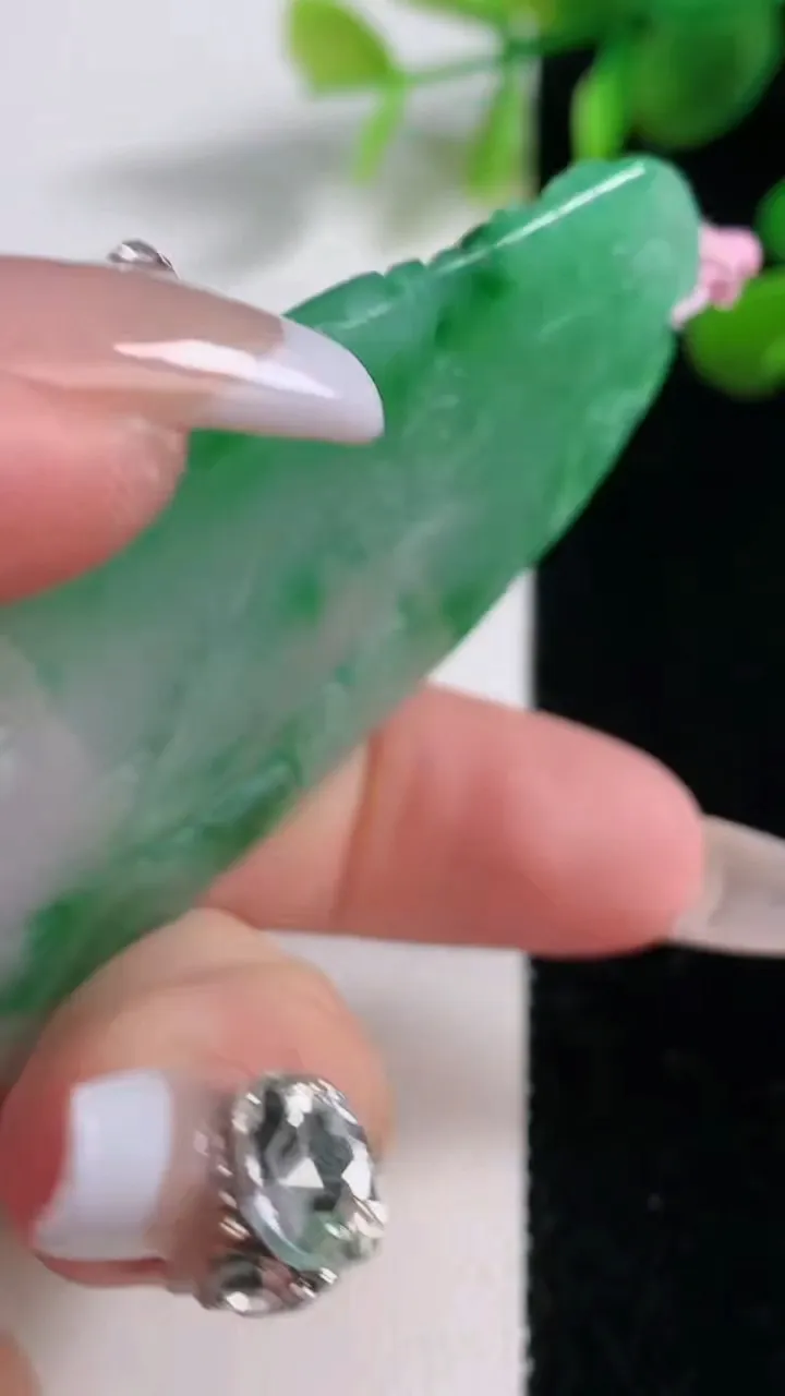 天然A货翡翠山水牌吊坠，尺寸73-43-5.7，重量:39.22g
12月18日