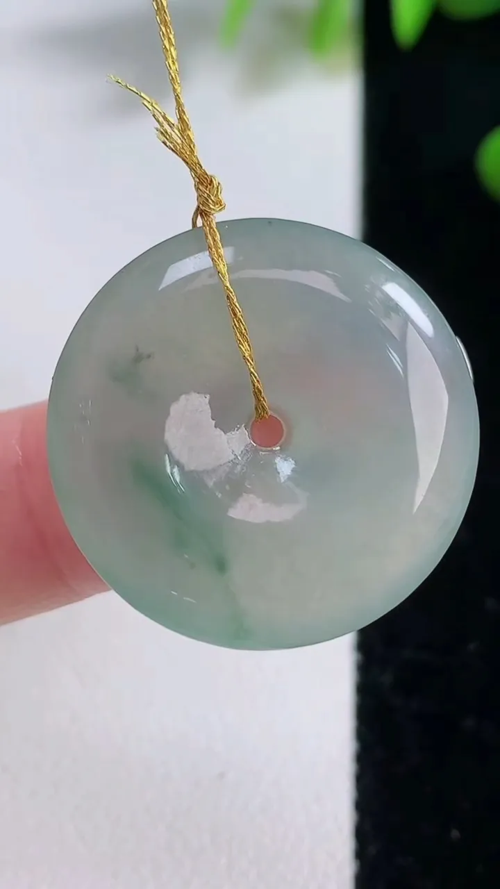 天然A货翡翠冰种飘花平安扣吊坠，尺寸25.6-4.5，重量:6.29g
12月18日