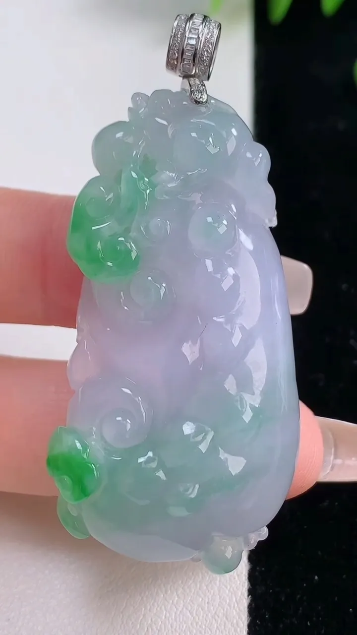 天然A货翡翠18K金春带彩紫罗兰如意吊坠，尺寸51.3-25.4-11，重量:27.59g
12月18日