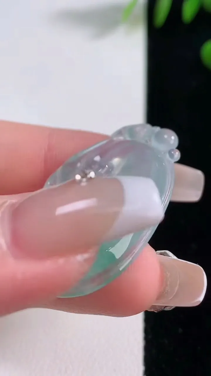 天然A货翡翠种飘花如意吊坠，尺寸36.7-23.8-5.6，重量:7.66g
12月18日