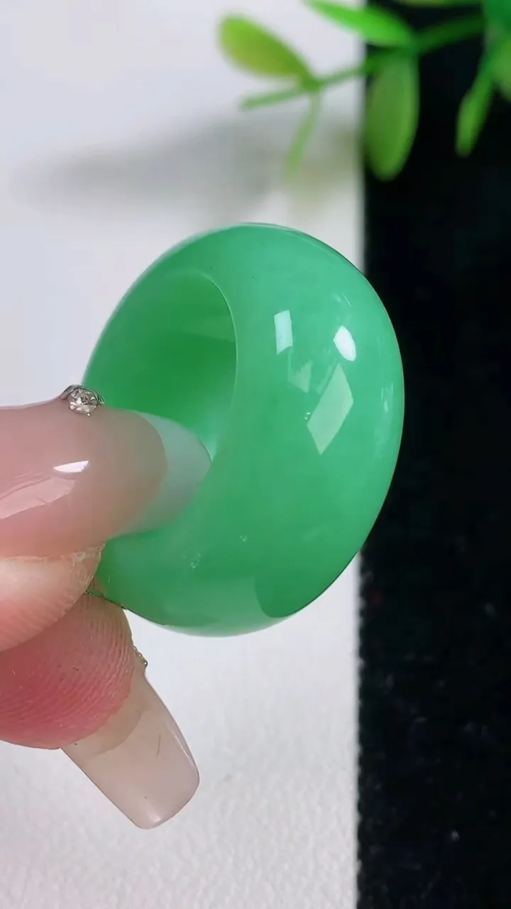 天然A货翡翠指环扳指，尺寸16.7-12-5，重量:12.47g2025年12月18日
工厂直销收藏佳品,种好水足，色泽均匀，有种有色，上手高大气！